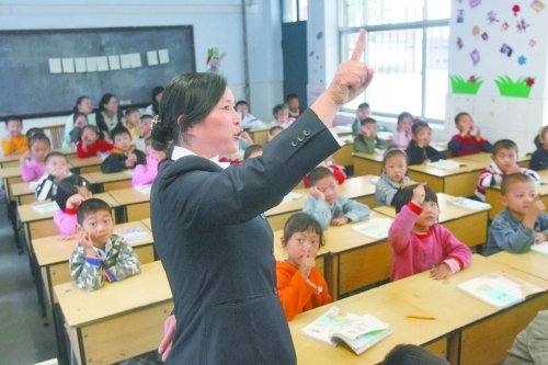 不到上小學(xué)年齡的孩子，只得在幼兒園復(fù)讀或者上“幼小銜接班”