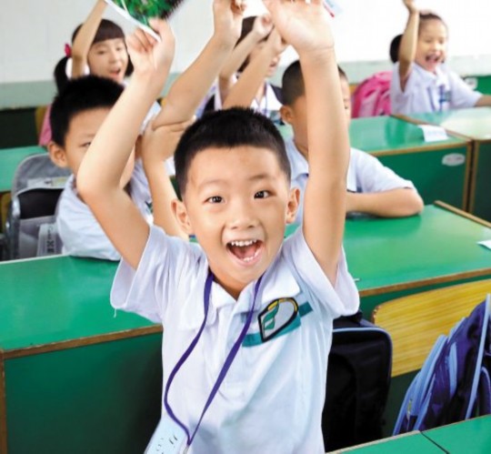　　新學期在“減負新規(guī)”的爭議聲中開始了，廣州很多學校還是照常布置作業(yè)。但也有學校支持“減負新規(guī)”，