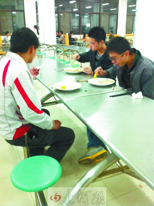在鄭州一所高校食堂內(nèi)，大多數(shù)學(xué)生都是“光盤族”