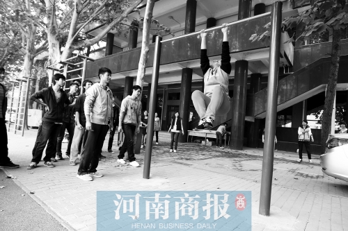 引體向上，難住不少同學(xué)