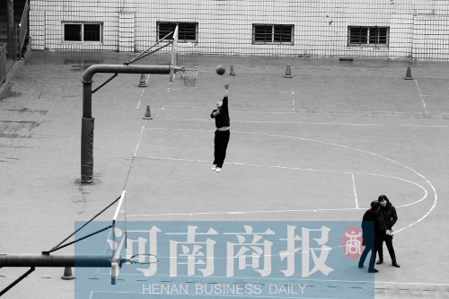 目前，鄭州市有超過30所學(xué)校對社會(huì)開放體育設(shè)施