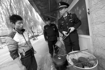 一餐館違規(guī)使用煤爐，被麥子店城管隊責(zé)令停止，并限期清除所屯的蜂窩煤