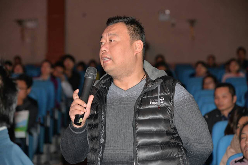 講座結(jié)束家長朋友踴躍提問，請(qǐng)專家答疑解惑