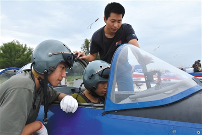 8月26日，來自吉林、湖北、山東的青少年航空學(xué)校的高中學(xué)生，進(jìn)行了首次飛行體驗(yàn)活動