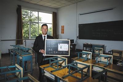 　張俊成，41歲，曾是北京大學的一名保安。1995年，通過成人高考，考上了北京大學法律系(?？?，被媒體稱為“北大保安高考第一人”，現(xiàn)為長治市一所中等職校的校長