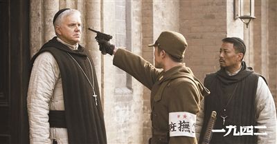 梅甘（左）、安西滿（右）與日本兵對峙的一幕。