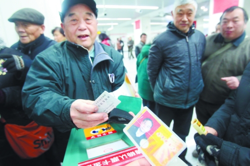 老人帶著多種證件想免費(fèi)乘車(chē)，工作人員稱(chēng)沒(méi)接到通知拒絕。