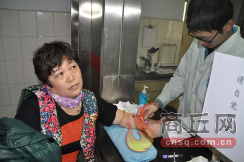 劉艷平的血樣和浙江省一位患者成功配型，1月15日下午3點，醫(yī)護人員正在為劉艷平再次抽取血樣
