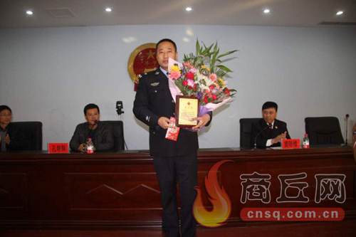高兵雷是睢陽區(qū)檢察院一位檢察干警，在去鄭州捐獻造血干細胞時，他所在的單位為他組織了熱烈的歡送儀式