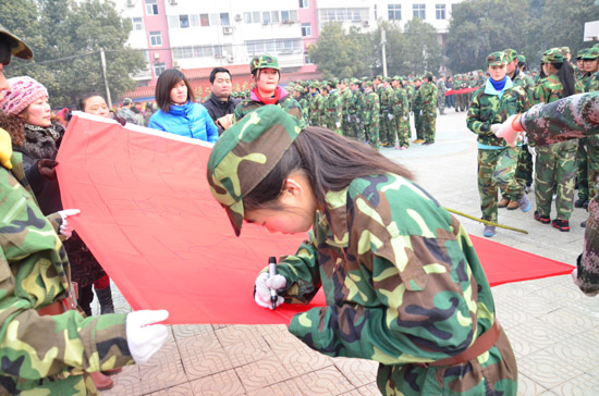 南陽市九中別樣春節(jié)長假:"勵(lì)志大餐"給力畢業(yè)生