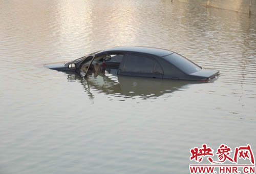 3月10日清晨，一輛黑色轎車(chē)掉入民權(quán)縣東沙河中