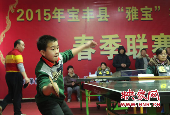 2月22日，乒乓球參賽選手在河南省寶豐陽光青少年俱樂部迎新春乒乓球春季聯(lián)賽，選手在比賽中激烈角逐。