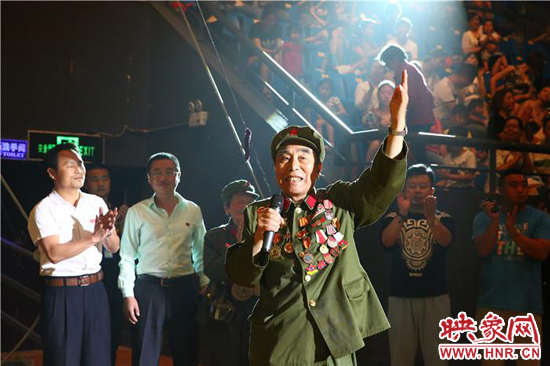 胡國全高唱《志愿軍戰(zhàn)歌》，朝鮮國立雜技團(tuán)團(tuán)長拍手致敬