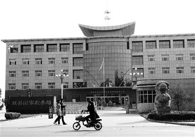 10月29日，河北滄州市獻縣國稅局。10月底，一些企業(yè)主被叫到國稅局談“交稅”問題。新京報記者 孟祥超 攝