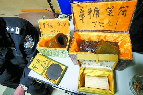 這些商品被暫扣，并根據(jù)鑒定情況對(duì)販賣(mài)者依法處罰。 記者 閆化莊 攝