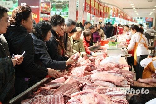 資料圖。1月份CPI等經(jīng)濟(jì)數(shù)據(jù)將于今天發(fā)布。多家機(jī)構(gòu)預(yù)計(jì)，受春節(jié)“錯(cuò)位”因素及豬肉價(jià)格回落影響，1月CPI同比漲幅在1.8%左右。從各機(jī)構(gòu)發(fā)布的報(bào)告來看，從2月開始，CPI或?qū)⑦M(jìn)入新一輪上行周期。