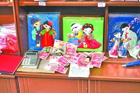 2012年6月21日，在朝鮮羅先特別市的一家商店里，柜臺(tái)上散落著一些人民幣。在朝鮮，人民幣比本國(guó)的貨幣更受歡迎。 CFP供圖