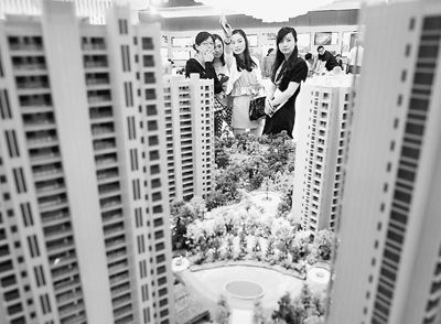 圖為近日，浙江杭州一家房產(chǎn)公司的兩位銷售人員一起向購(gòu)房者介紹樓盤。新華社記者 王定昶攝