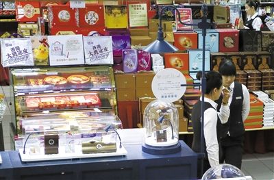 昨日，北京賽特購物中心，擺放出售的月餅禮盒，上千元的品種僅5種。新京報(bào)記者 王叔坤 攝