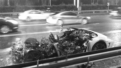 蘭博基尼自燃后報(bào)廢?！∥⒉┚W(wǎng)友 SCC寬寬 攝