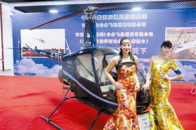 美女固然誘人，但更誘人的恐怕還是直升機(jī)