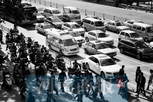 紫荊山路與商城路交叉口，見無車讓行，一輛救護車只好選擇右轉(zhuǎn)車道直行 記者 邱曉峰/攝