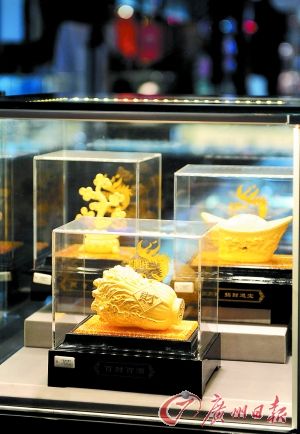 黃金產(chǎn)品持續(xù)熱賣。記者王燕 攝