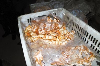 原料加工成“牛肉”產(chǎn)品批發(fā)價20多元一斤，加工成“羊肉卷”批發(fā)價為10元一斤。