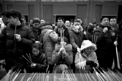 雍和宮，市民在燒香祈福