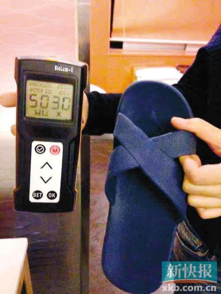 ■記者測(cè)試的嶺南佳園酒店膠拖鞋細(xì)菌總數(shù)高達(dá)5030RLUs。