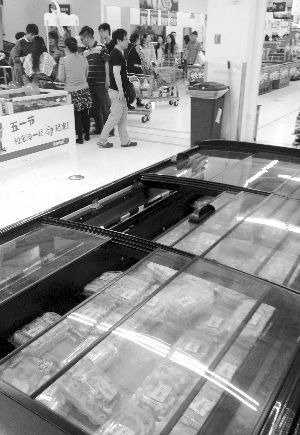 新街口某超市羊肉卷柜臺(tái)無人問津。