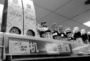 永旺超市里，兒童醬油價格不菲且品種繁多，但買的顧客較少。信息時報記者 郭柯堂 攝