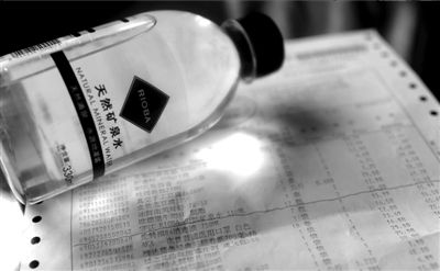 長綠苔的礦泉水和超市購物清單。 京華時報記者 王苡萱 攝