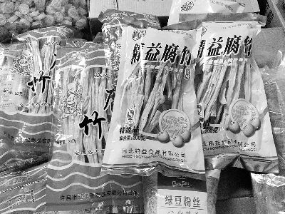 內(nèi)黃腐竹含吊白塊被曝光后，市場上內(nèi)黃產(chǎn)腐竹難覓蹤跡。攤主所售產(chǎn)品大多出自河南許昌和河北保定