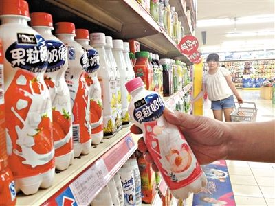 昨日，勁松京客隆超市貨架上，可口可樂果粒奶優(yōu)仍在售。可口可樂公司昨日發(fā)表聲明稱，已使用25公斤可能受到肉毒桿菌污染的乳粉，用于生產(chǎn)個(gè)別批次的美汁源果粒奶優(yōu)。新京報(bào)記者 韓萌 攝