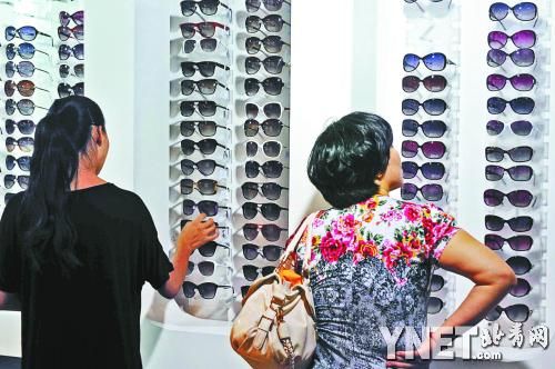 進(jìn)入暑期之后，眼鏡市場迎來了學(xué)生的換鏡高峰