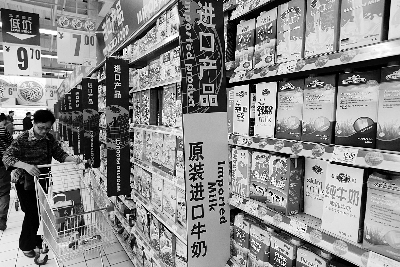 在通州某超市，進(jìn)口奶粉、純牛奶打出“原裝進(jìn)口”的招牌吸引消費(fèi)者購(gòu)買 攝/法制晚報(bào)記者 黑克