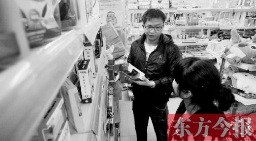 大學(xué)生創(chuàng)業(yè)孵化園內(nèi)，大學(xué)生S團(tuán)實(shí)體店的工作人員在向兩個(gè)同學(xué)推介商品
