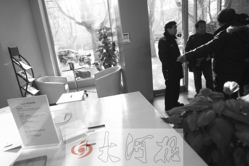 人民路上的這家商店,夜間疑被一男子隔著門縫用長(zhǎng)竿偷走一臺(tái)蘋果ipad air。