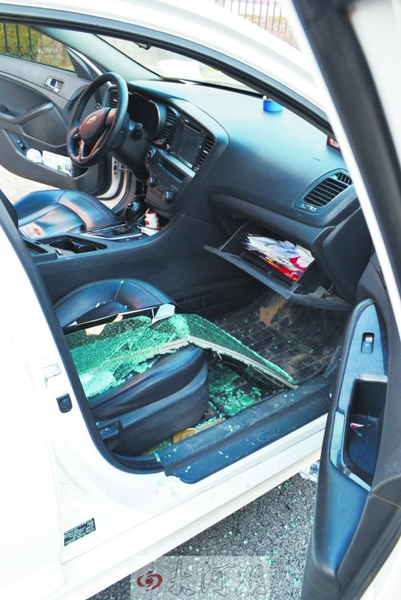 車玻璃被砸碎，車內(nèi)被翻動。