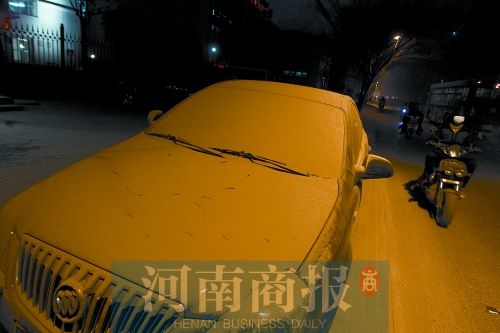 拆遷現(xiàn)場，途經(jīng)的汽車遭了殃，落了厚厚一層灰