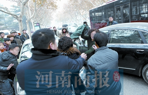 兩名女子廝打在一起，民警上前勸架
