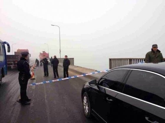 黃河三門(mén)峽公路大橋發(fā)生車(chē)輛墜橋事故 2人落水