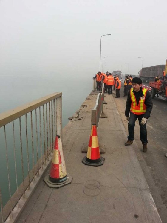 黃河三門(mén)峽公路大橋發(fā)生車(chē)輛墜橋事故 2人落水