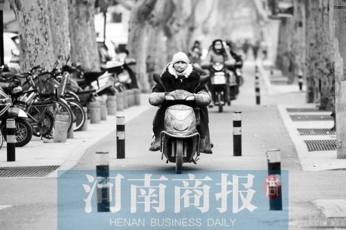 金水路防疫路附近，路樁間距很小，電動(dòng)車經(jīng)過時(shí)要很小心才能避開