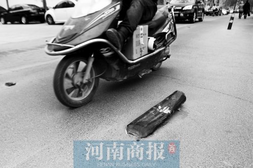 金水路上，一根路樁被撞倒