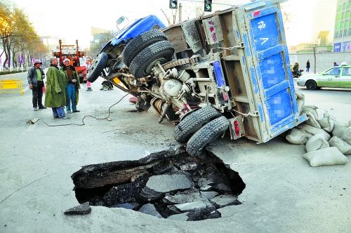 出事的卡車上，拉了十幾噸的水泥市民供圖