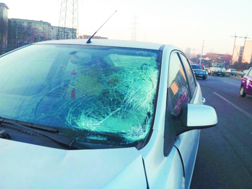 肇事轎車前擋風(fēng)玻璃上，留著清晰的撞擊痕跡。
