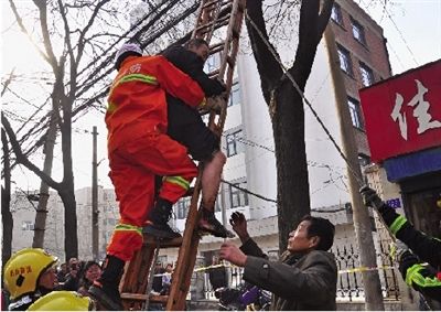 老漢右腿燒傷，樹下扔了一只燒焦的鞋