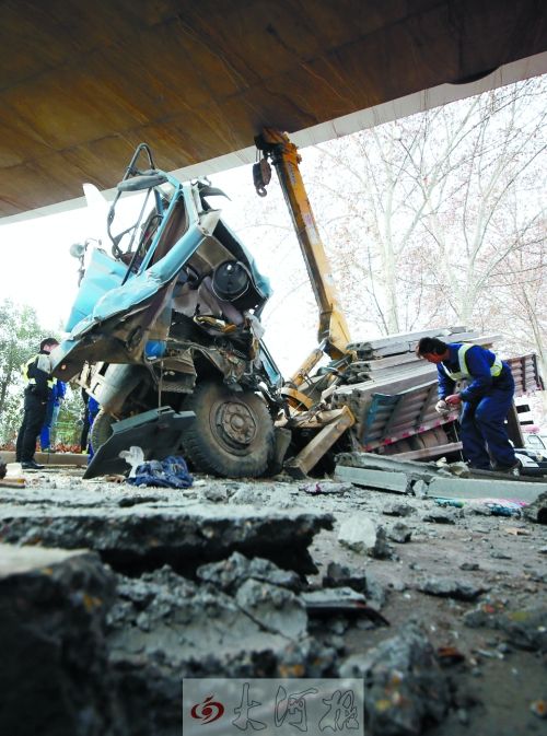 卡車(chē)吊臂撞上限高橋 車(chē)頭嚴(yán)重變形司機(jī)滿頭鮮血